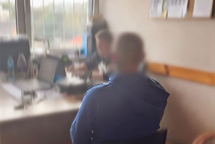 Miłośnik czekolady w rękach kryminalnych 