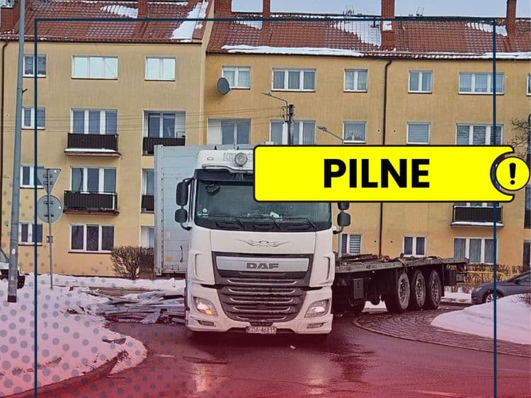 Kluczowe rondo przy Polmosie zablokowane po zsunięciu się ładunku z tira